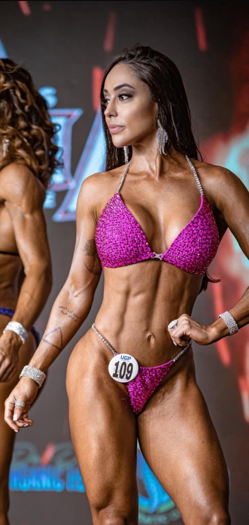 Anna Oliveira, bikini champion